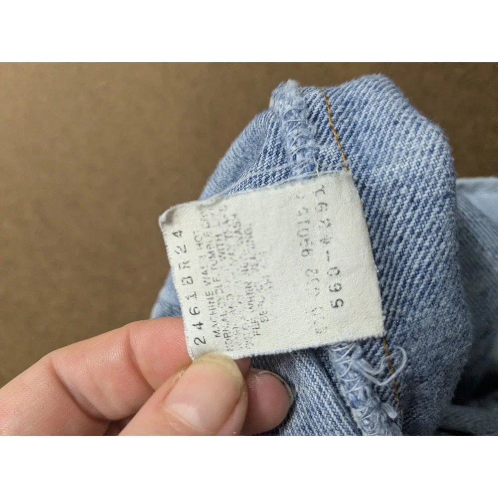 Vintage Levis 560 Loose Fit Tapered Leg Jeans Light Wash Made in USA 32x30